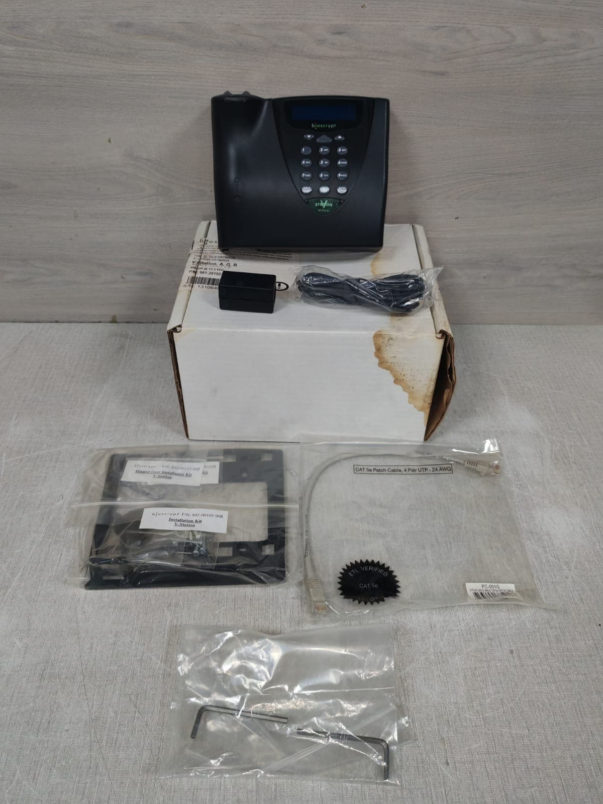 BIOSCRYPT V-STATION A,G,R P/N:871-25192-31R FINGERPRINT READER- W/ FILTHY BOX