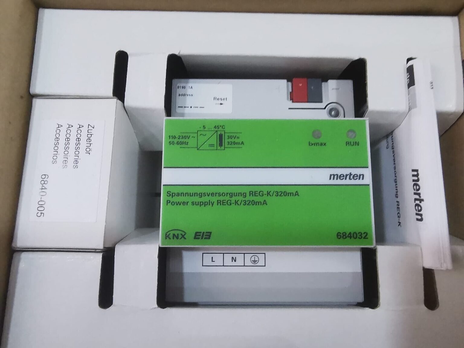 Alimentation KNX Merten 684032 – Régulée REG-K 320mA, Gris Clair, Occasion