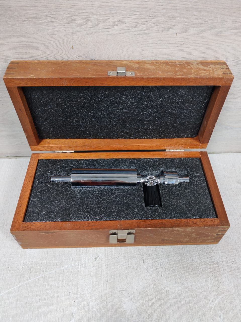 USED VEECO INSTRUMENTS INC. 4RC HELIUM MASS SPECTROMETER LEAK DETECTOR - Image 2