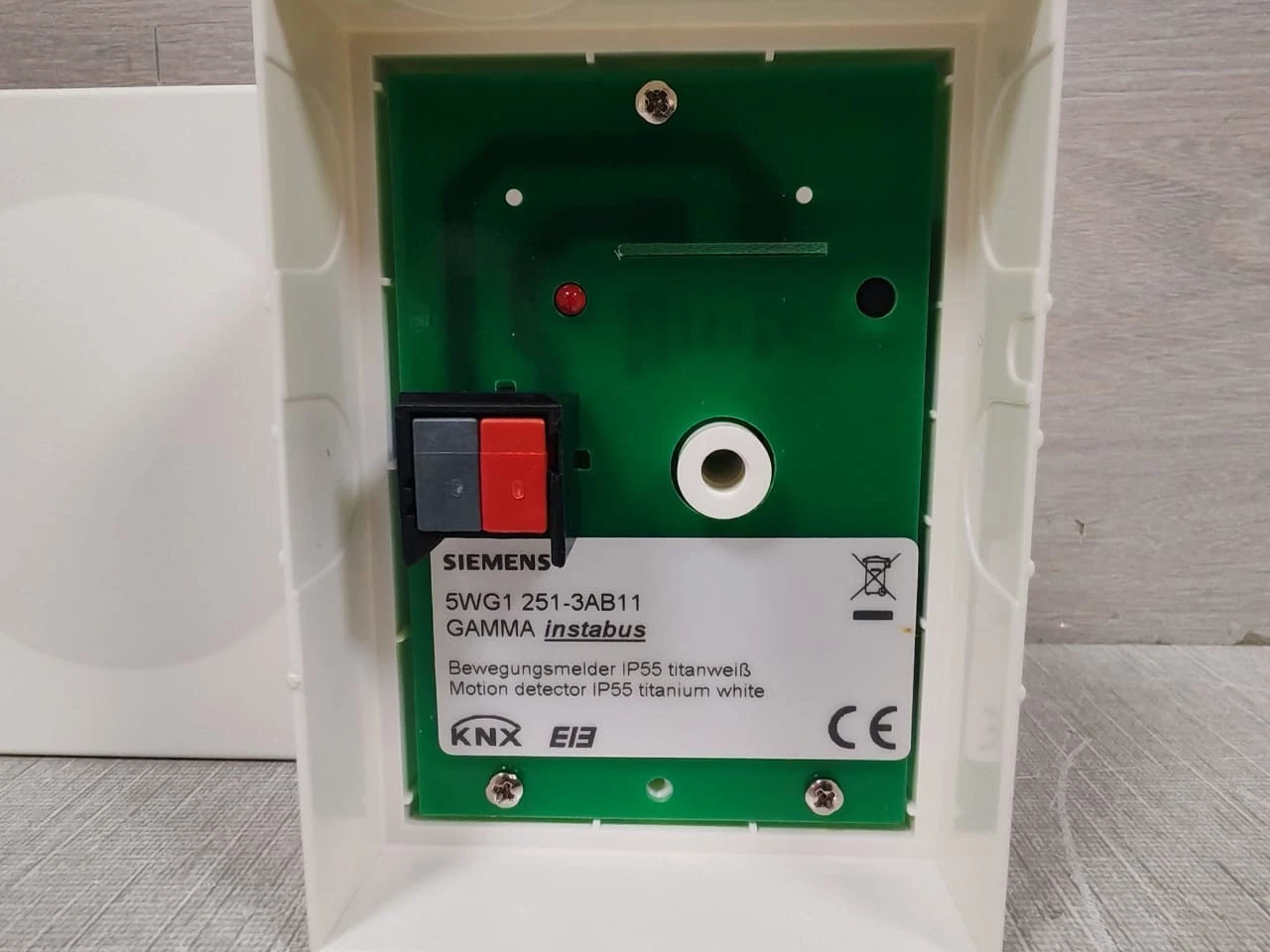 SIEMENS 5WG1 251-3AB11 MOTION DETECTOR / NEW OPEN BOX - Image 2