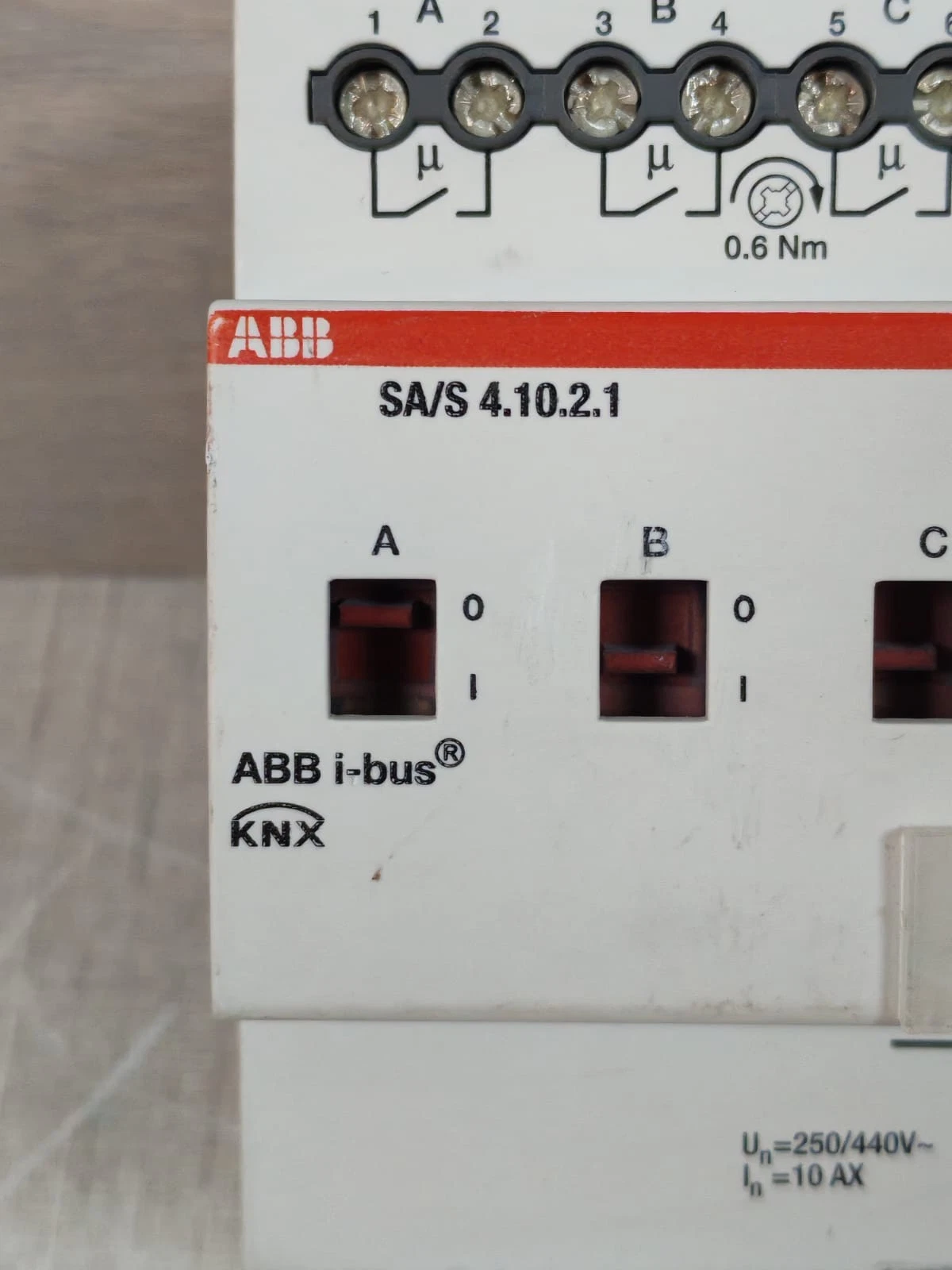 USED ABB SA/S 4.10.2.1 2CDG 110 156 R0011 SWITCH ACTUATOR- 4FOLD - Image 2